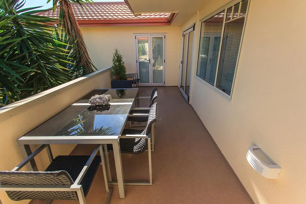 טאורנגה Seascape Villa B&B 5*,